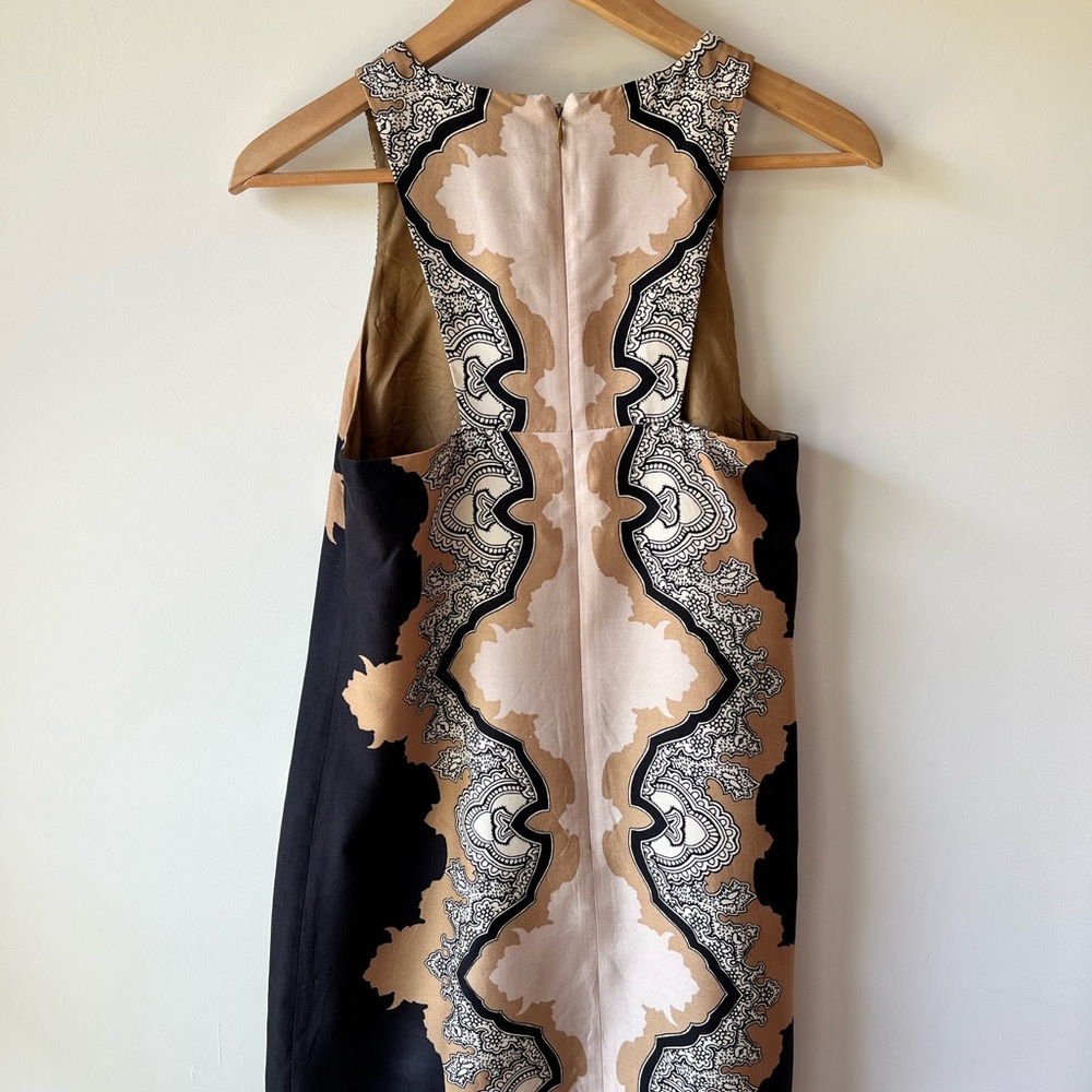 Tibi Silk and Wool Black and Beige Printed Shift Dress with T-back - Size 4 - Picture 2 of 7